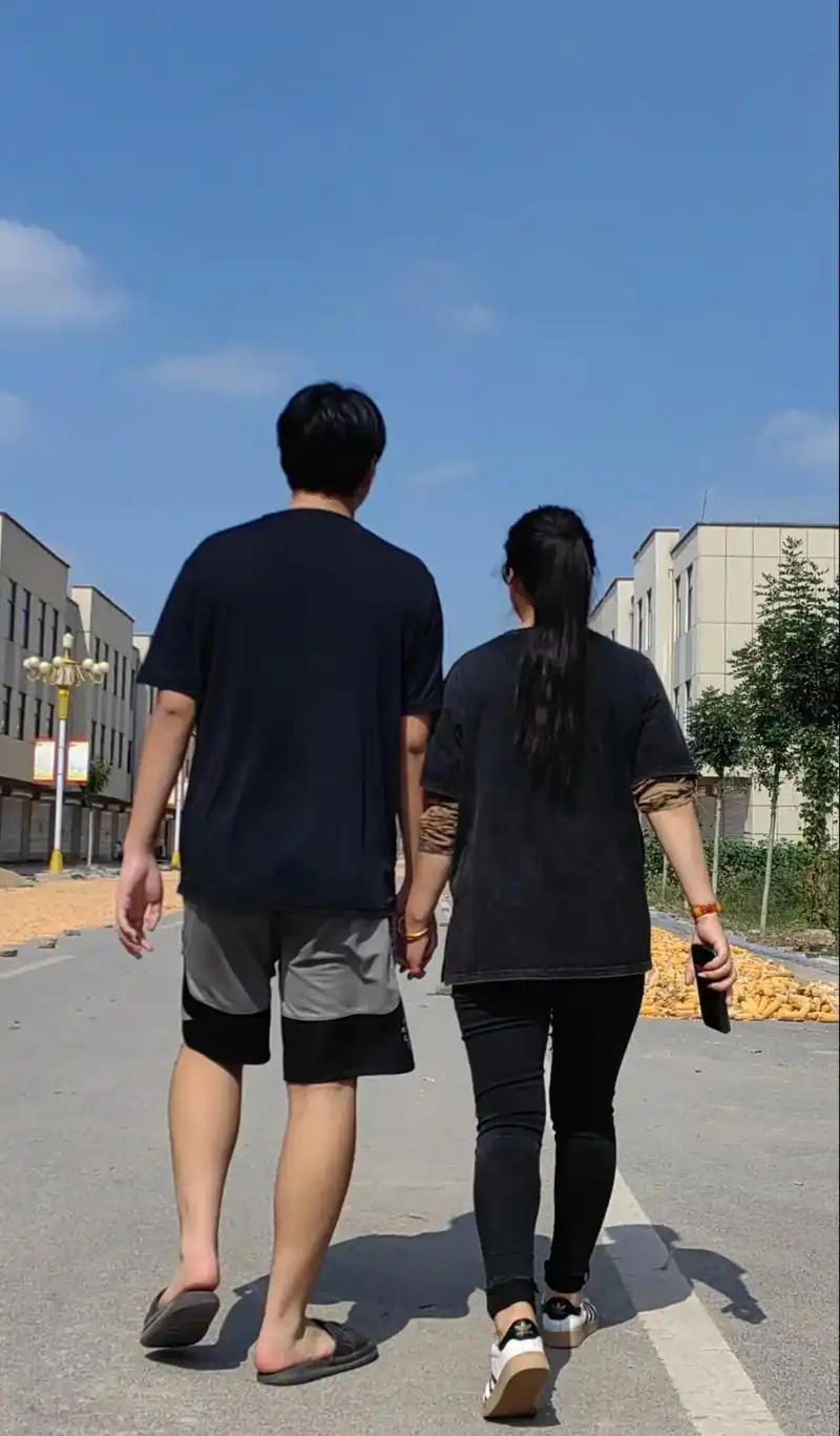 发现一个现象，女人特别是上了年纪的女人，凑在一起，好像很喜欢谈论是非。婆婆多数