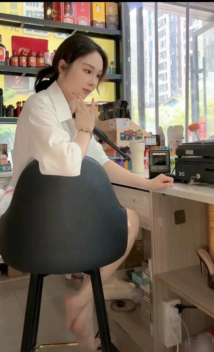 我问老板娘为什么生意那么差，是不是颜值不够，老板娘思考片刻，没有回答