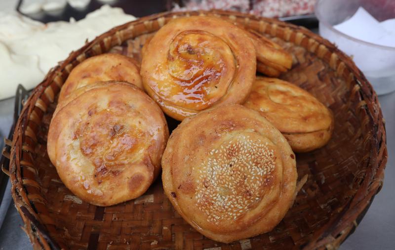 今儿跟老公大吵一架。我妈知道我老公爱吃锅盔，专门揉了面，在土灶上用小火烙了半天