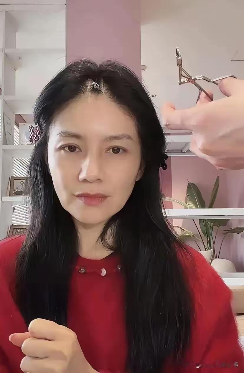 胡可肉眼可见地衰老了，脸部皮肤松弛显著，发际线后移，满脸尽显沧桑。胡可也算个美