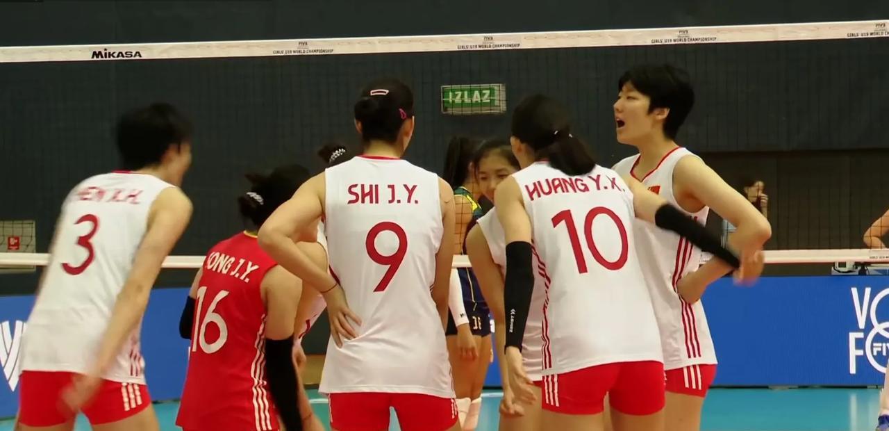 中国U19女排与巴西队展开5-6名争夺资格，主教练袁志终于做出人员调整，在接应位