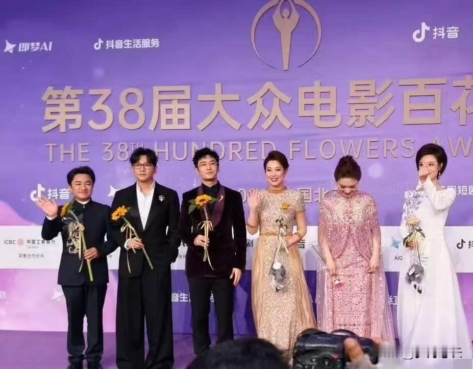 黄晓明的身高一直是：实力不详，遇强则强！这次百花奖红毯，再次验证了网友这句神