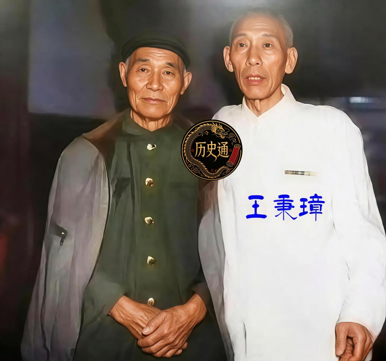 这张摄于九十年代的合影里，两位白发老将并肩站得笔直。右边王秉璋，左边孙毅，都是一