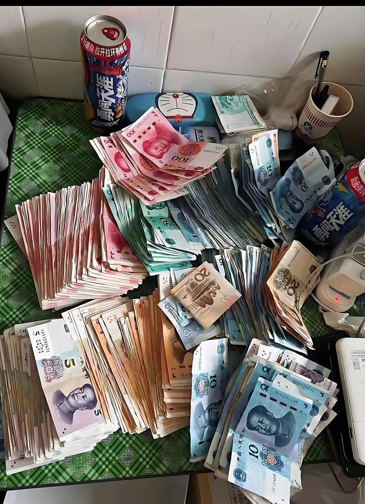 大爷收废品攒了5年的钱，就是不存银行，你们晓得为啥吗？