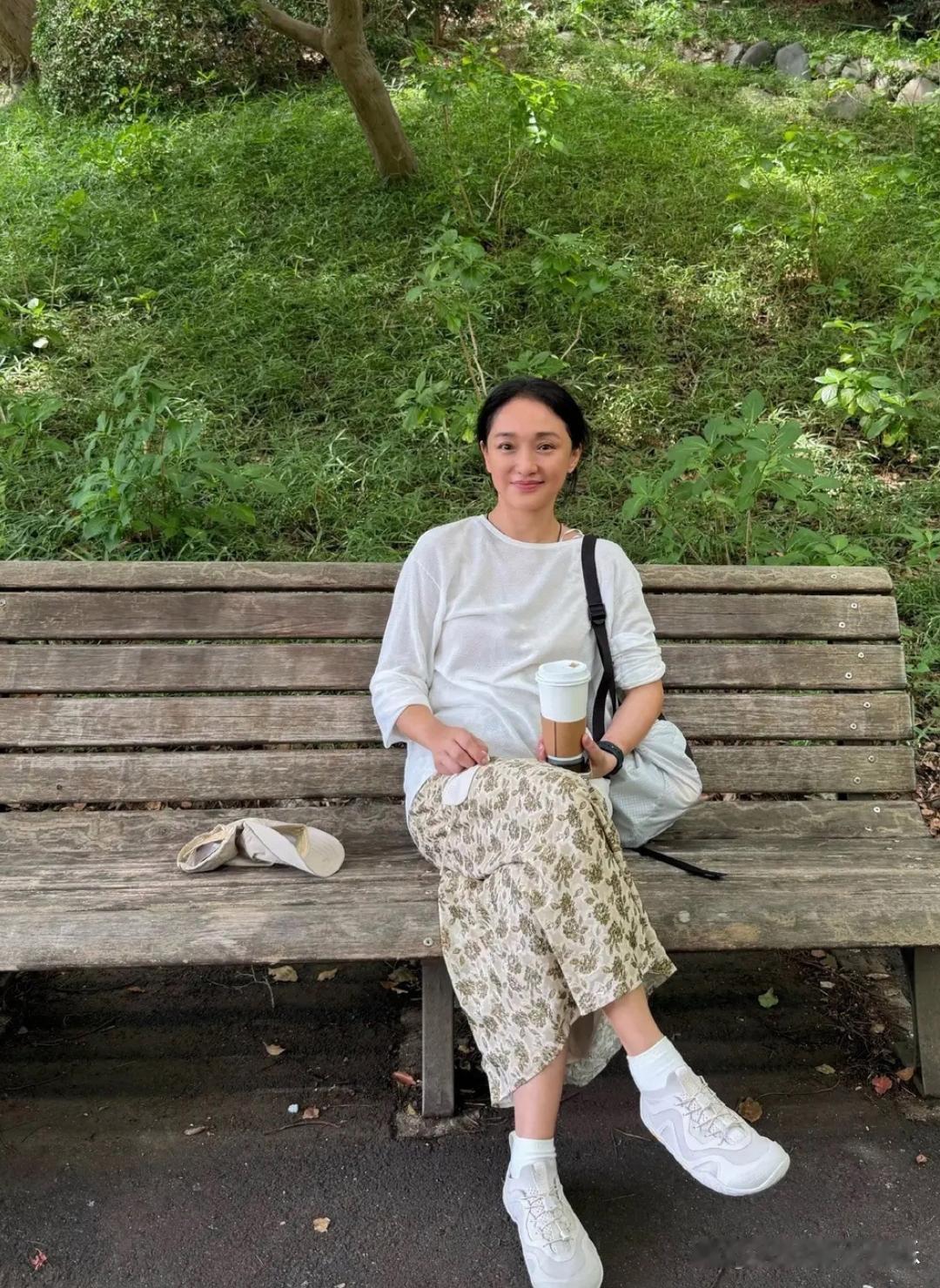 周迅最新近照流出，整个人松弛又惬意，褪去刻意雕琢，整体状态十分出彩。