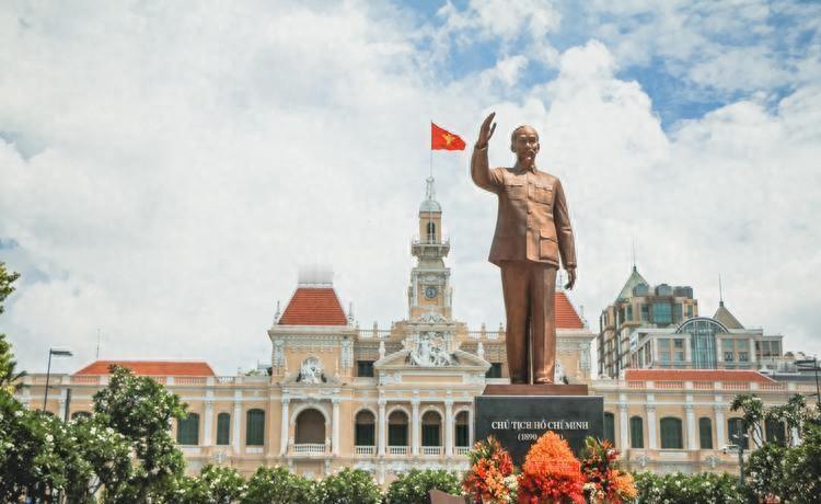 对越反击作战中，面对越军女性战士，解放军究竟应该下令开枪还是选择暂缓行动呢？1