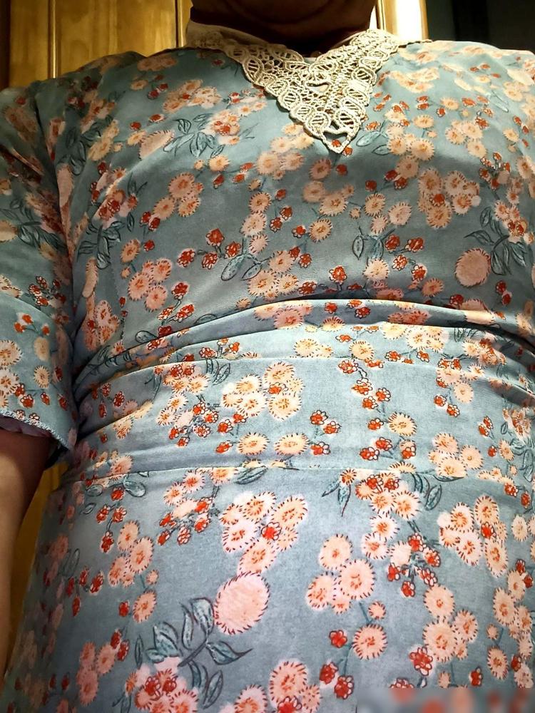 到底是谁在那儿规定男人不能穿蕾丝的？又不是贴在皮肤上就会当场变异。把蕾丝和“