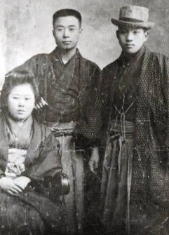 大哥，你怎么偷看我冲凉？”鲁迅正准备去洗手间，弟媳羽太信子身上裹着一条浴巾，突然