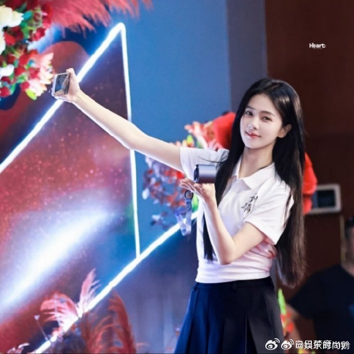 白鹿在我手机里跑一天了白鹿水灵灵的新图持续刷屏，在手机里循环浏览一整天。阳光、