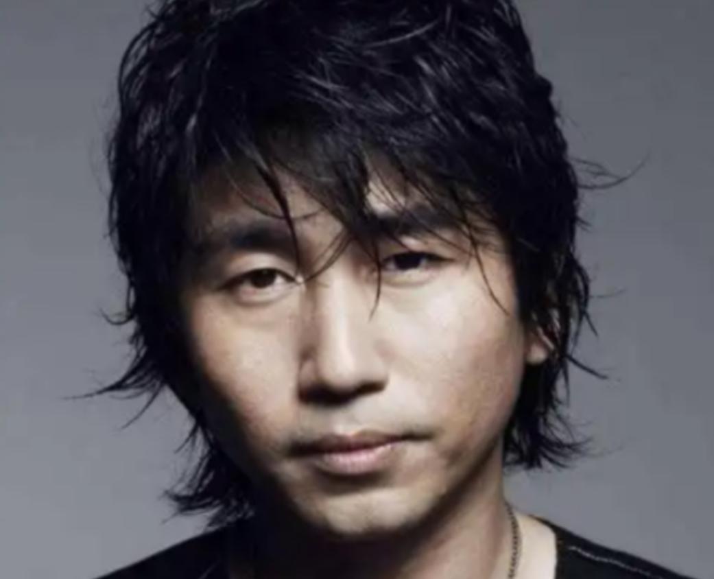 2003年，《金粉世家》剧组不同意让沙宝亮演唱《暗香》，想让齐秦唱，三宝却说：“