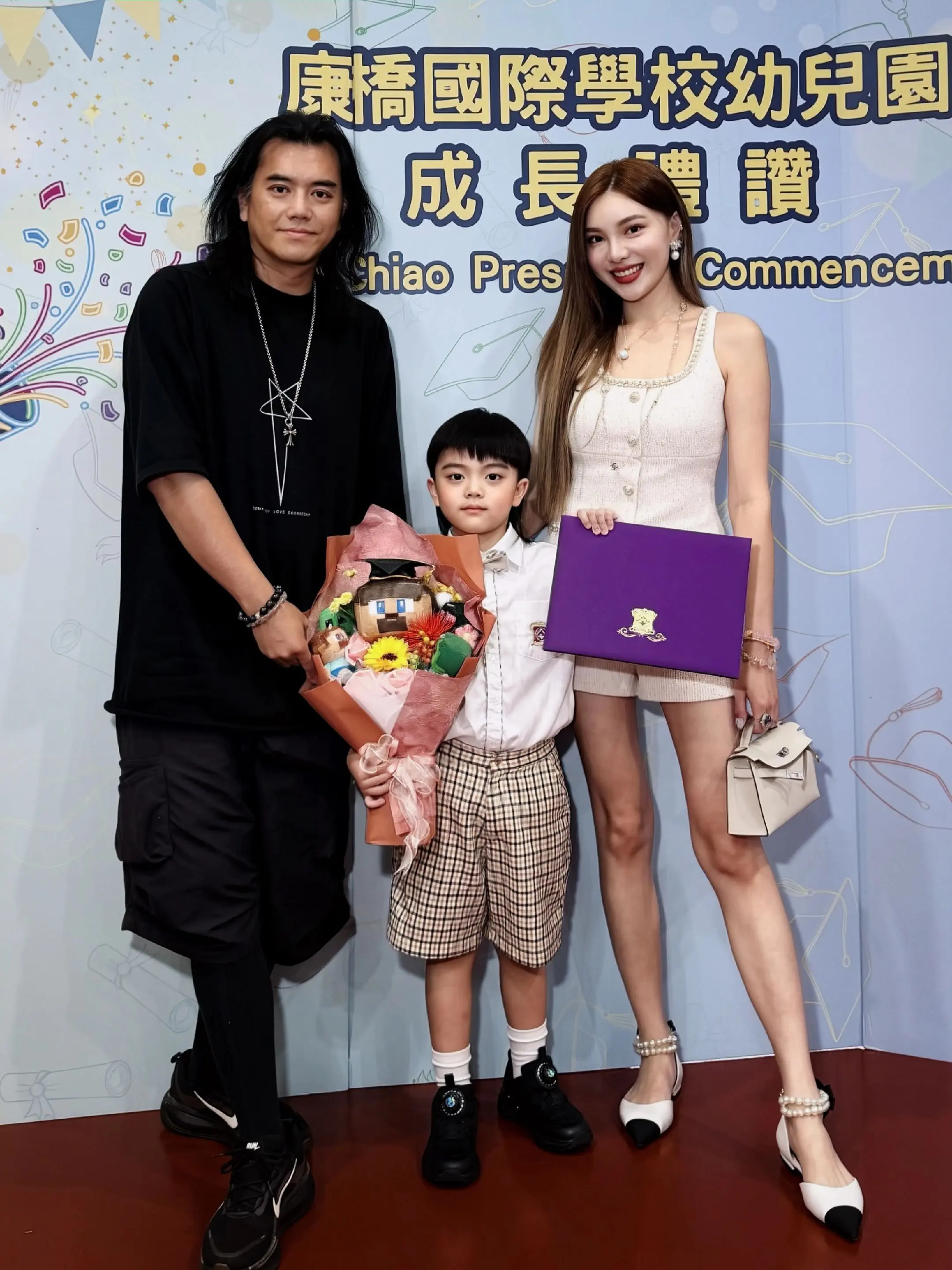 制作人B2儿子幼儿园毕业。