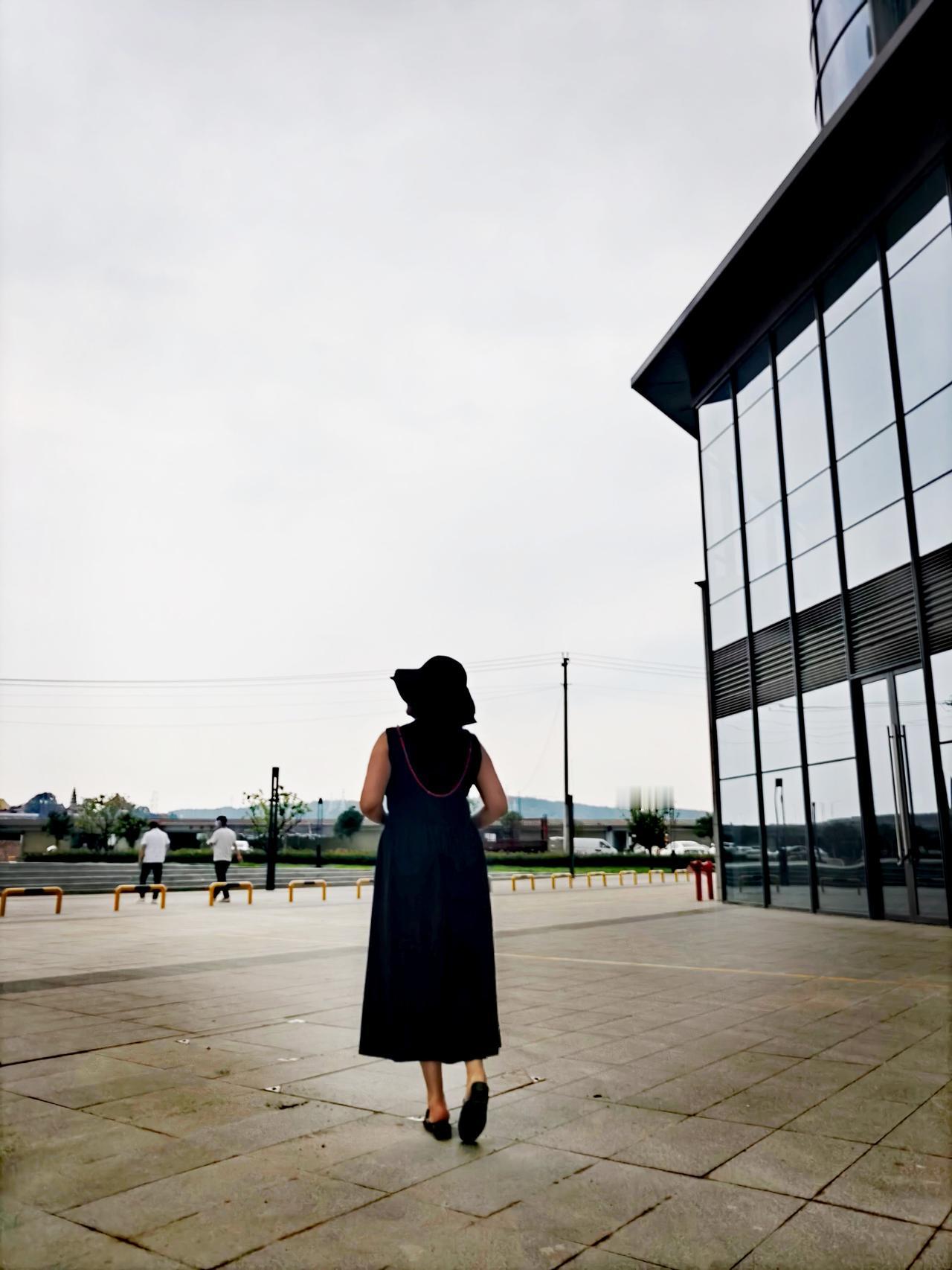 我那两个儿子结婚的时候，似乎一个我的同学都没请。如今，同学们的儿女结婚，都会来邀