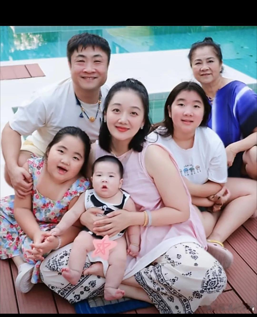 在手机上无意刷到乔杉去年发的媳妇孕期照片以及生完儿子的全家福！只想说乔杉的基因