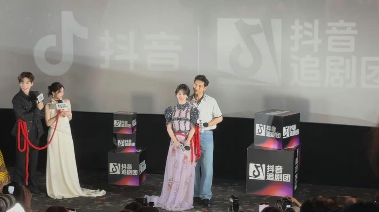 杨紫捂李现的嘴能看出来两位私下关系很好了，不过我奉劝李现，放开我的女人，何惟芳