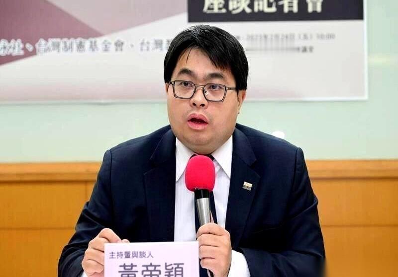 马英九身边，彻底乱了。有人直接在节目上，举着手机，一字一句念出他亲姐姐发的一条