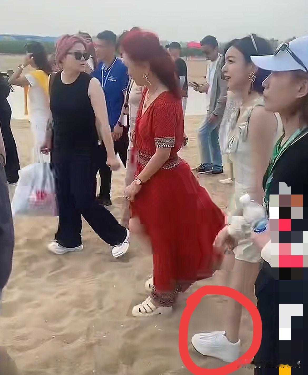 看到陈妍希这样，终于知道陈晓为啥“离家出走”了！私下里的她跟影视剧里的人物形