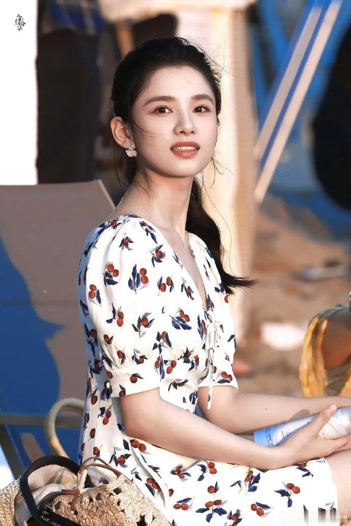 张婧仪雾里青海边路透张婧仪雾里青马尾碎花裙路透好美啊