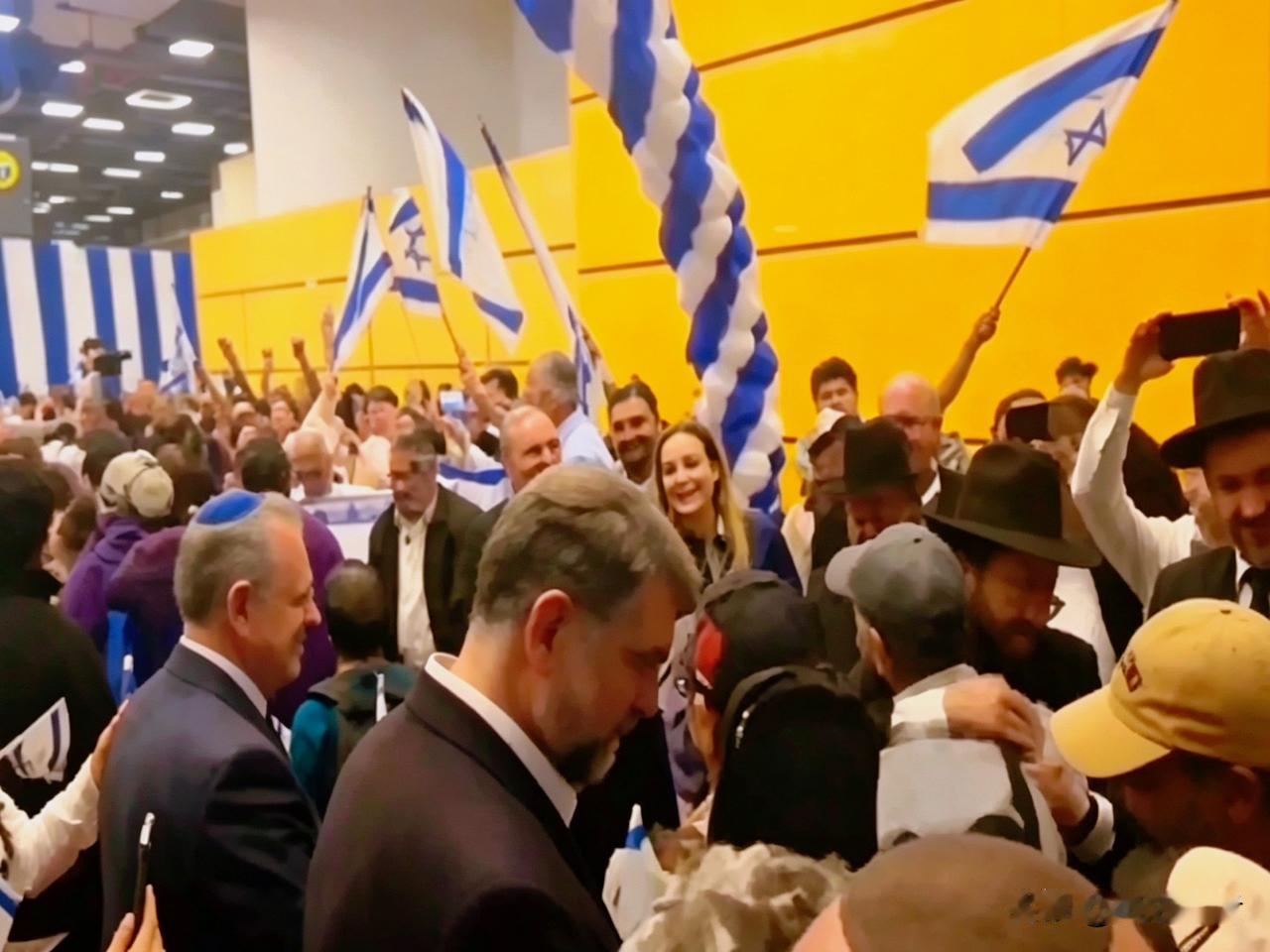 别被骗了！240名印度移民抵达以色列后载歌载舞，莫迪在下一盘大棋。镜头前，印