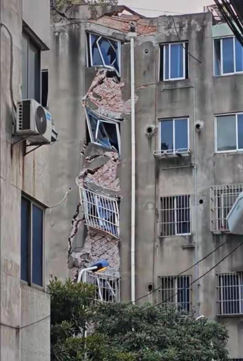 沉降开裂楼体鉴定为危房，住户称未有妥善安置，居委会：每户给500元过渡费！1