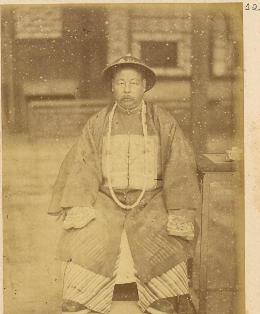1875年，李鸿章和左宗棠当着慈禧的面吵架。李鸿章不屑一顾道：“中国这么大，新疆