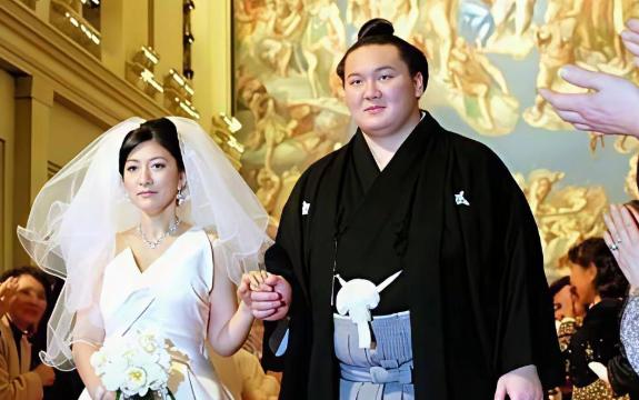 作为日本顶级财阀家族丰田集团的太子爷，同时也是2500亿美元财产的唯一继承者，他