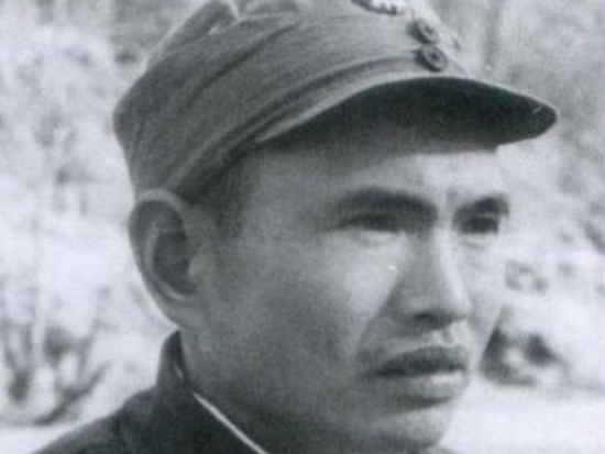抗战中，八路军营长让战士们反冲锋，不料冲到半山，营长下令停火，命令战士们将鬼子尸