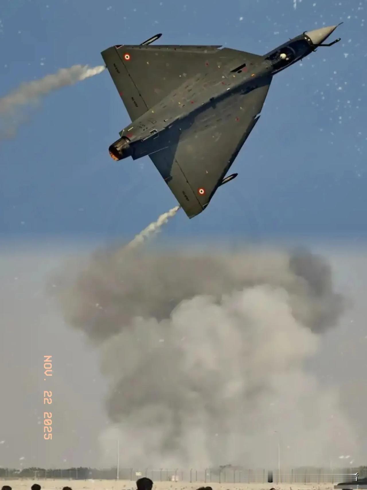 果然如此莫迪可能早就知道“光辉”战机自研的问题，专门派出经验丰富的飞行员驾驶