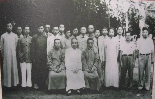 1949年，国学大师钱穆，抛妻弃子，也要选择出走香港。那时候，钱基成前来劝他