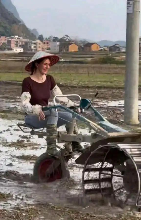 2018年，意大利富家女嫁广西农村小伙，8年后现状震惊众人。金发碧眼的意大利