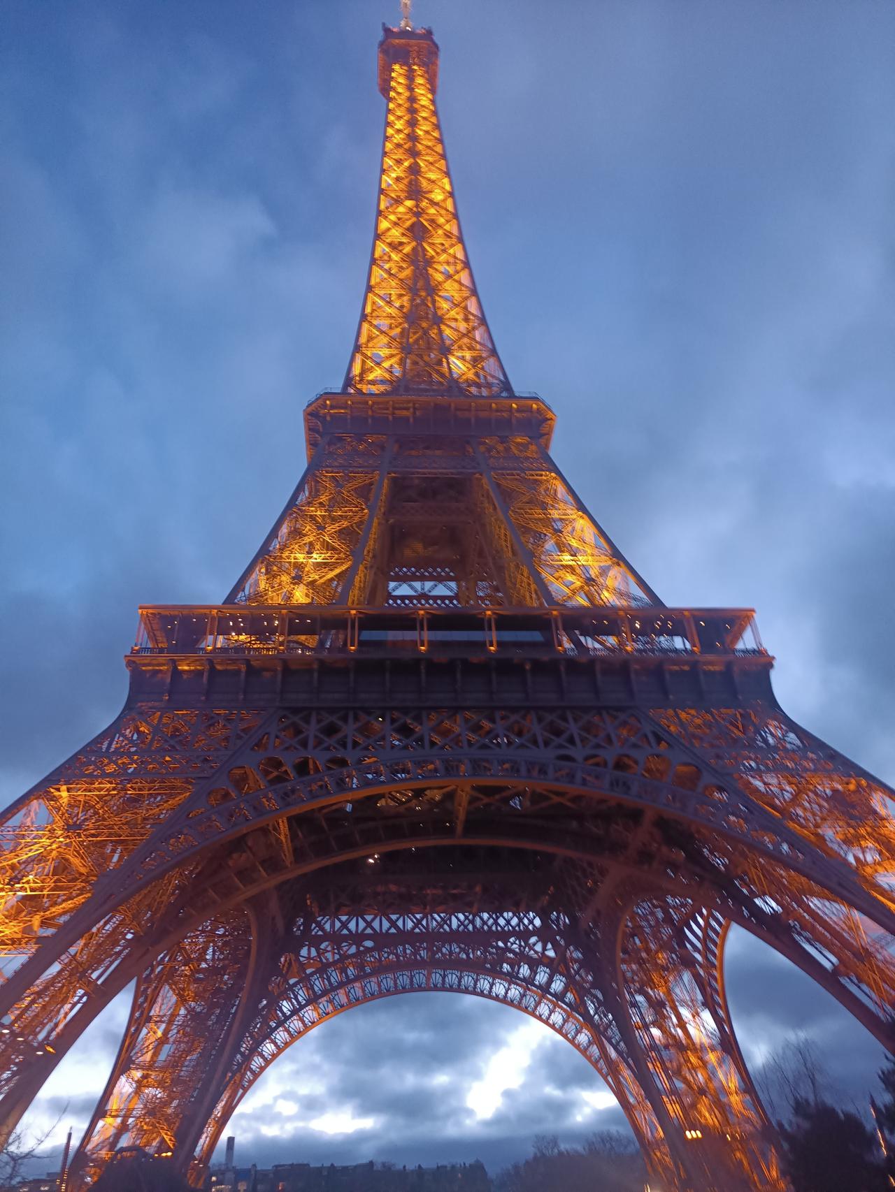 法国巴黎，魅力非凡。此地建筑美轮美奂，景点多得让人目不暇接。卢浮宫作为世界顶级