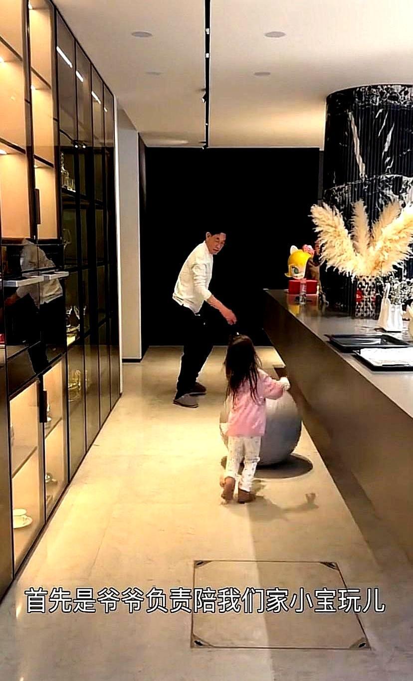 谁能想到，年夜饭桌上，离了婚的前妻忙前忙后，现任妻子却连影子都没见。杜淳家这顿