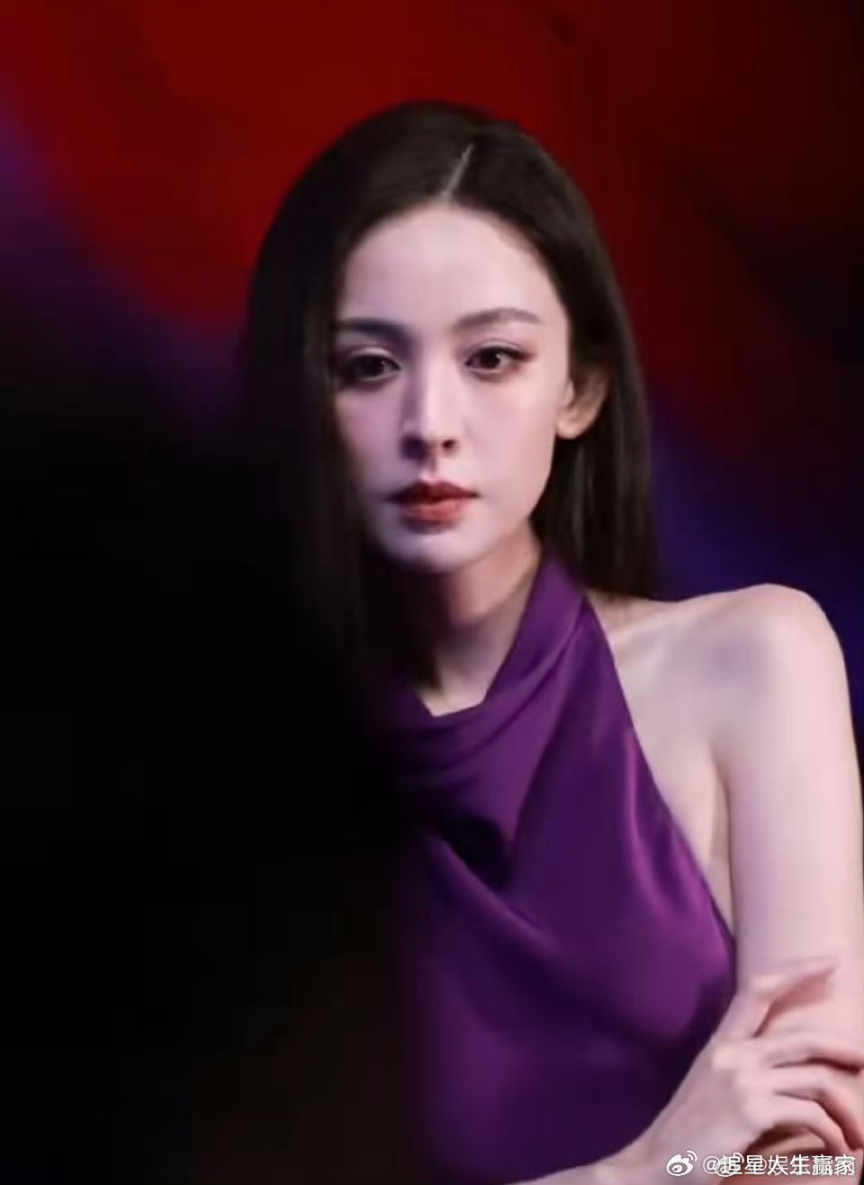 李昀锐古力娜扎同品牌活动直拍，男帅女美，太酷了！​​​娜扎礼服配帆布鞋​​​