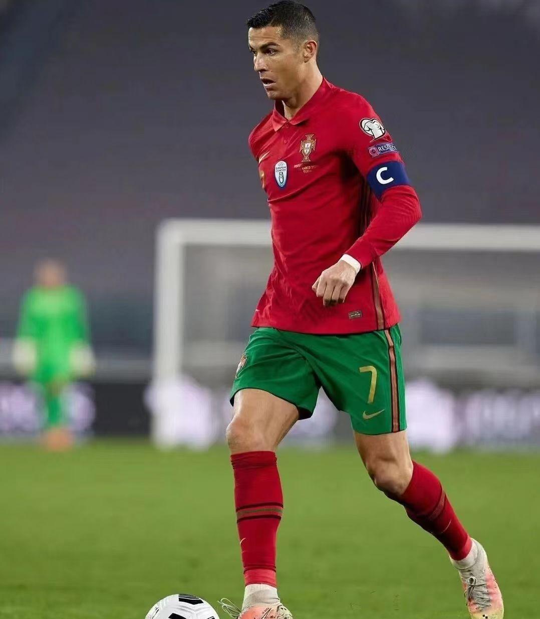 当然不是。一个能一直和梅西是足坛双骄的球星怎么可能是高估的。而且世界上的球星那么