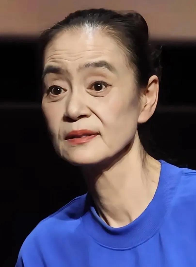 66岁的刘雪华是自然老去的样子！太瘦了，所以皮肤更容易松垮，会显老！满脸的皱