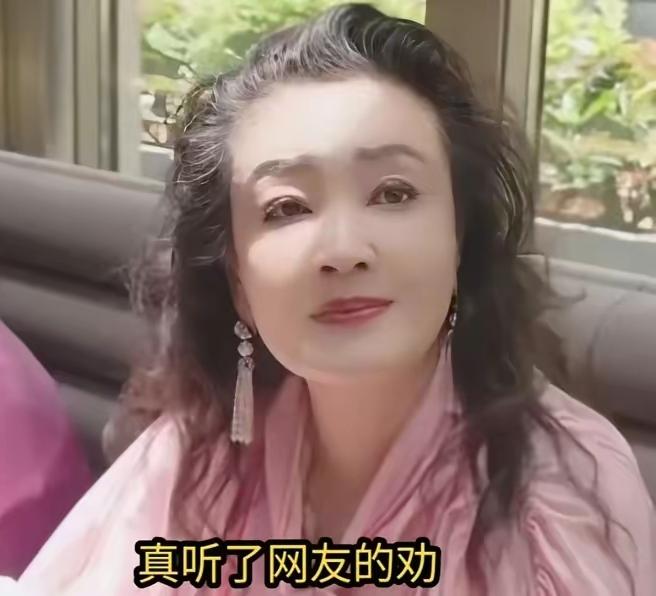 68岁兰姐彻底活通透了！从湾湾回京直接静音直播，再不提儿子小菲、马筱梅的家长里