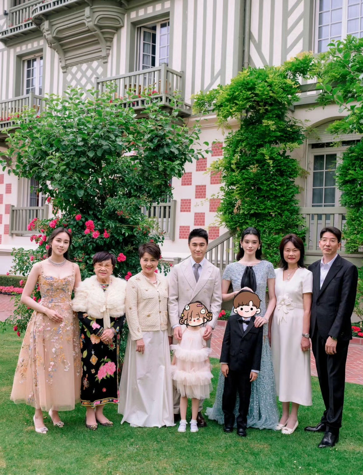 何猷君晒妈妈在婚礼上的照片何猷君是多爱他妈妈啊，把妈妈在婚礼上的照片都晒出来了。