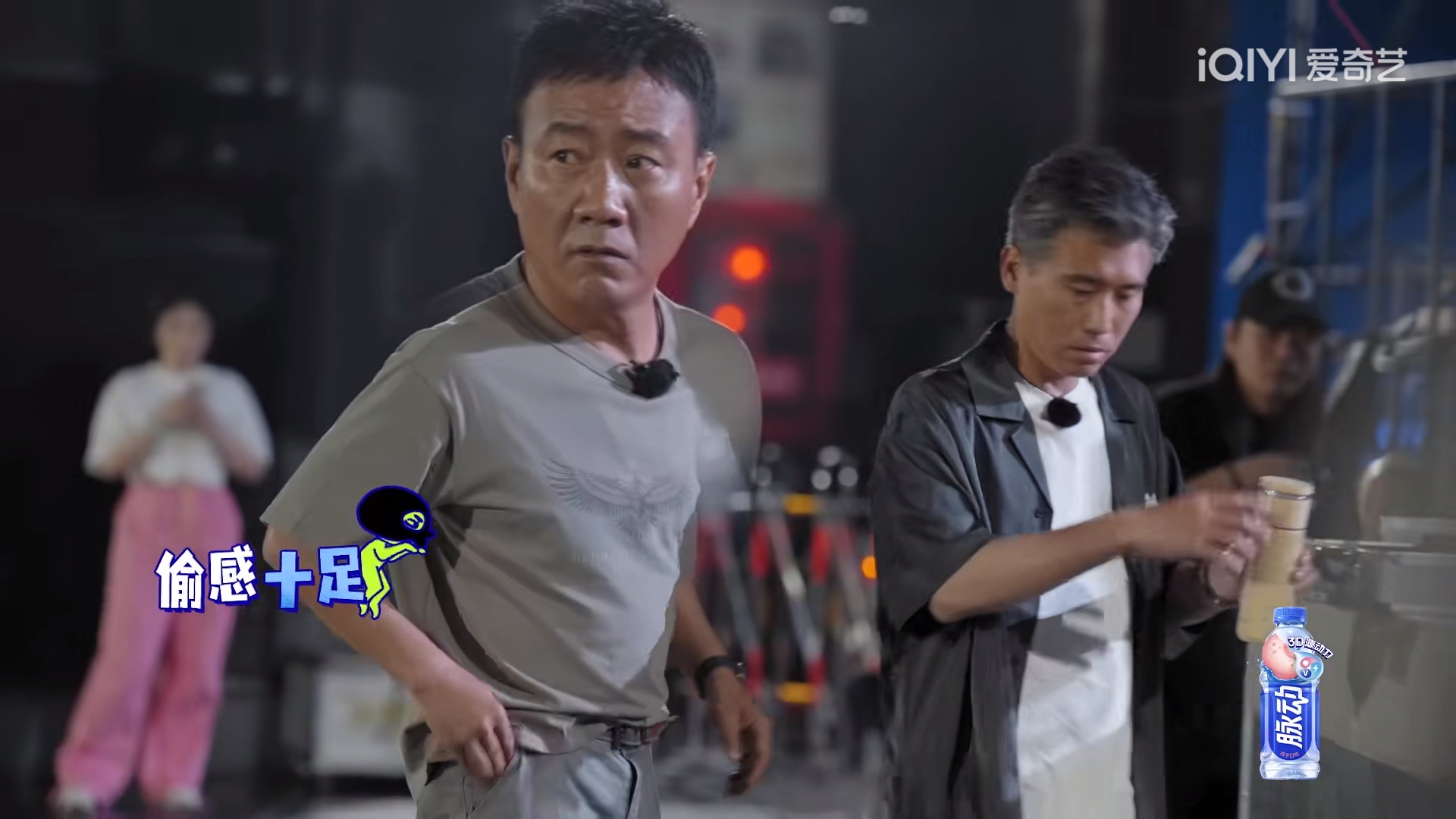 胡军鬼鬼祟祟地把李乃文拉到了角落，说：孩子到日子了。李乃文瞄了陈丽君一眼，挠了挠太阳穴后，神奇地吐出