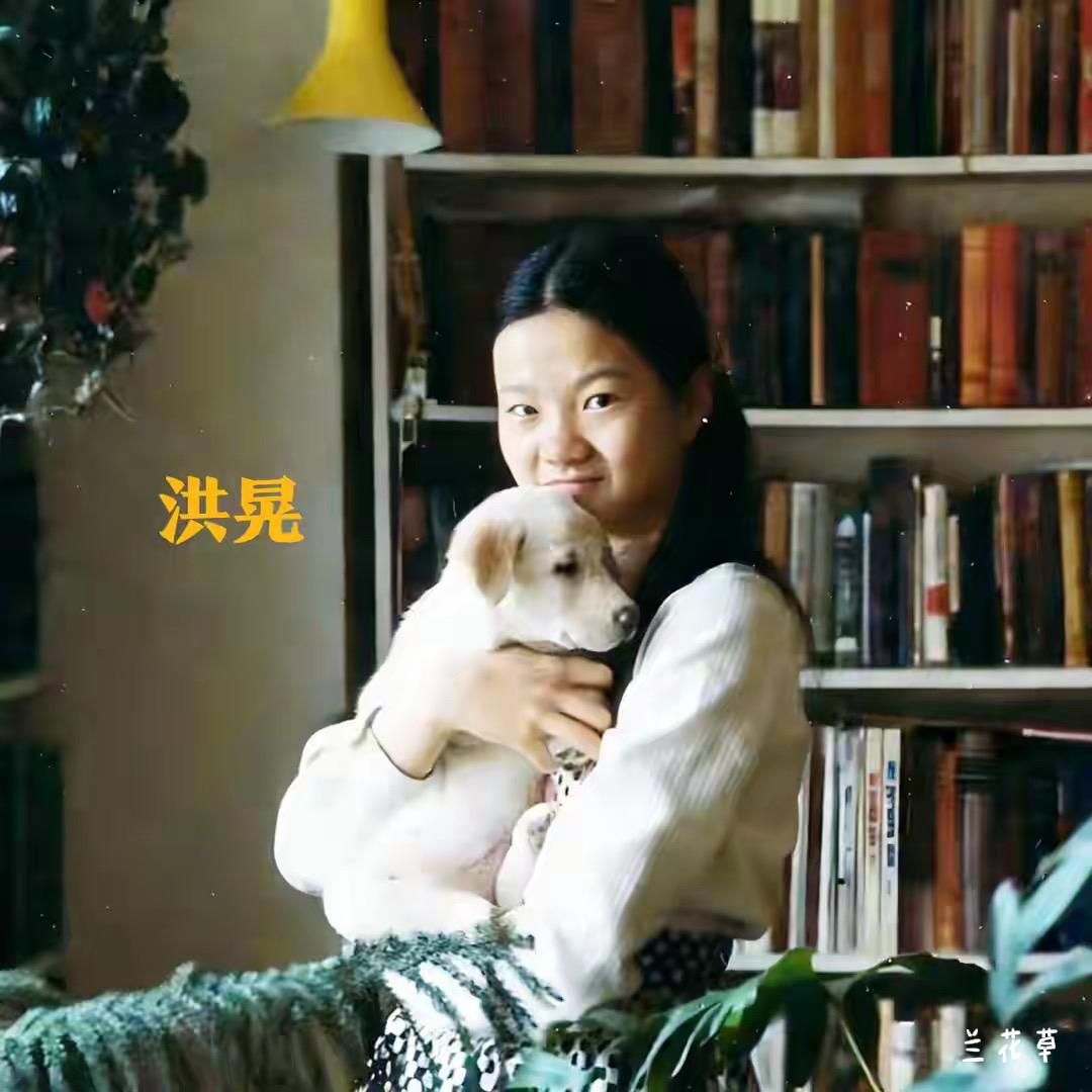 洪晃年轻时候的一张居家照片。自然光，不装饰的一切。那时候的她还挺瘦的，看不到她