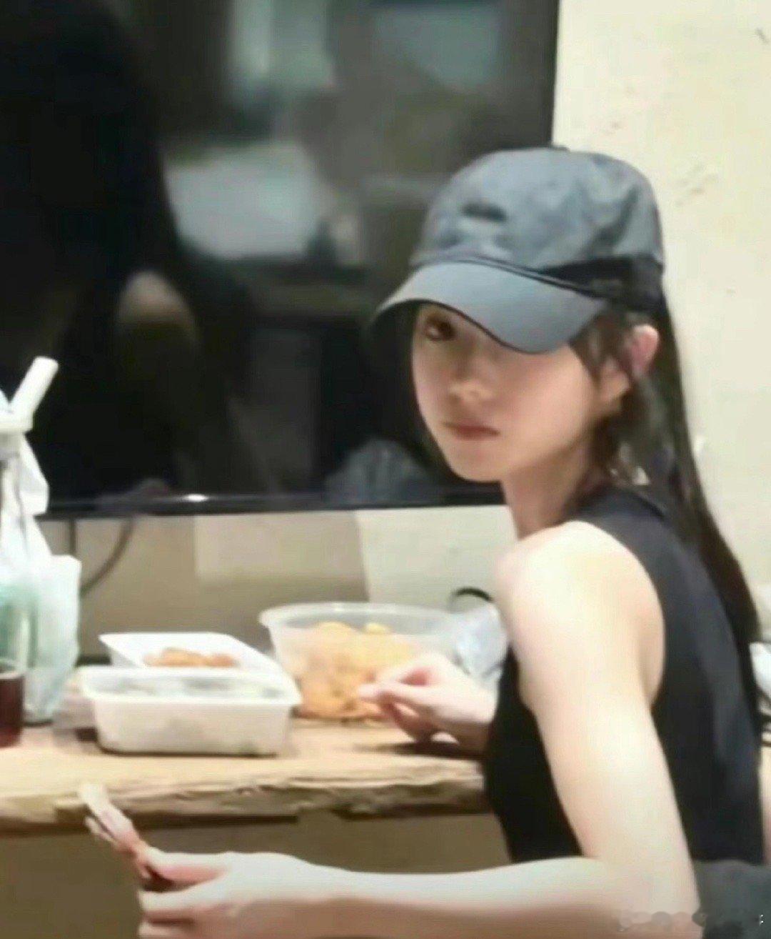 刘浩存生图，好有松弛感，太美啦​​​😌​​​