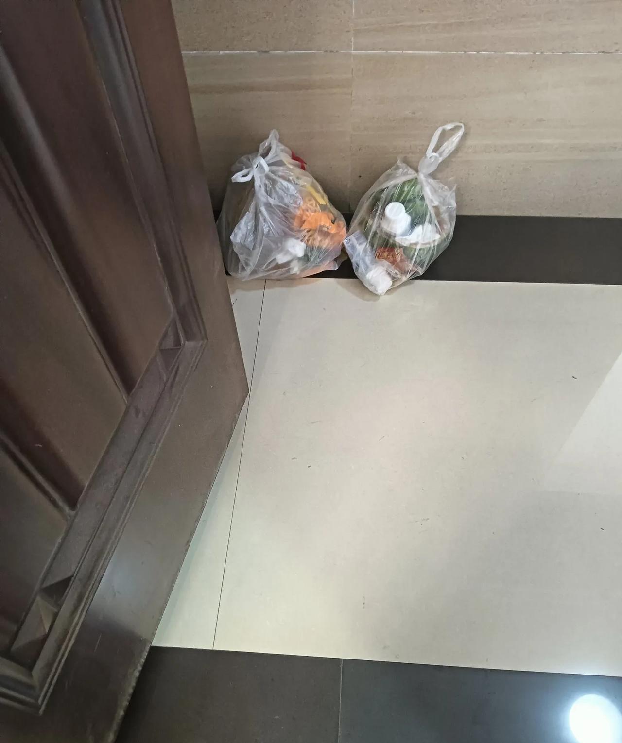 中午和我们家邻居大吵了一架，差点打起来，可把我气坏了！中午正准备出去跑外卖，推
