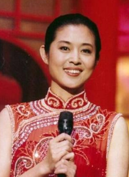 1999年深夜，倪萍主持完节目直接去了冯小刚家，一进门就给冯小刚跪下了，对他说：