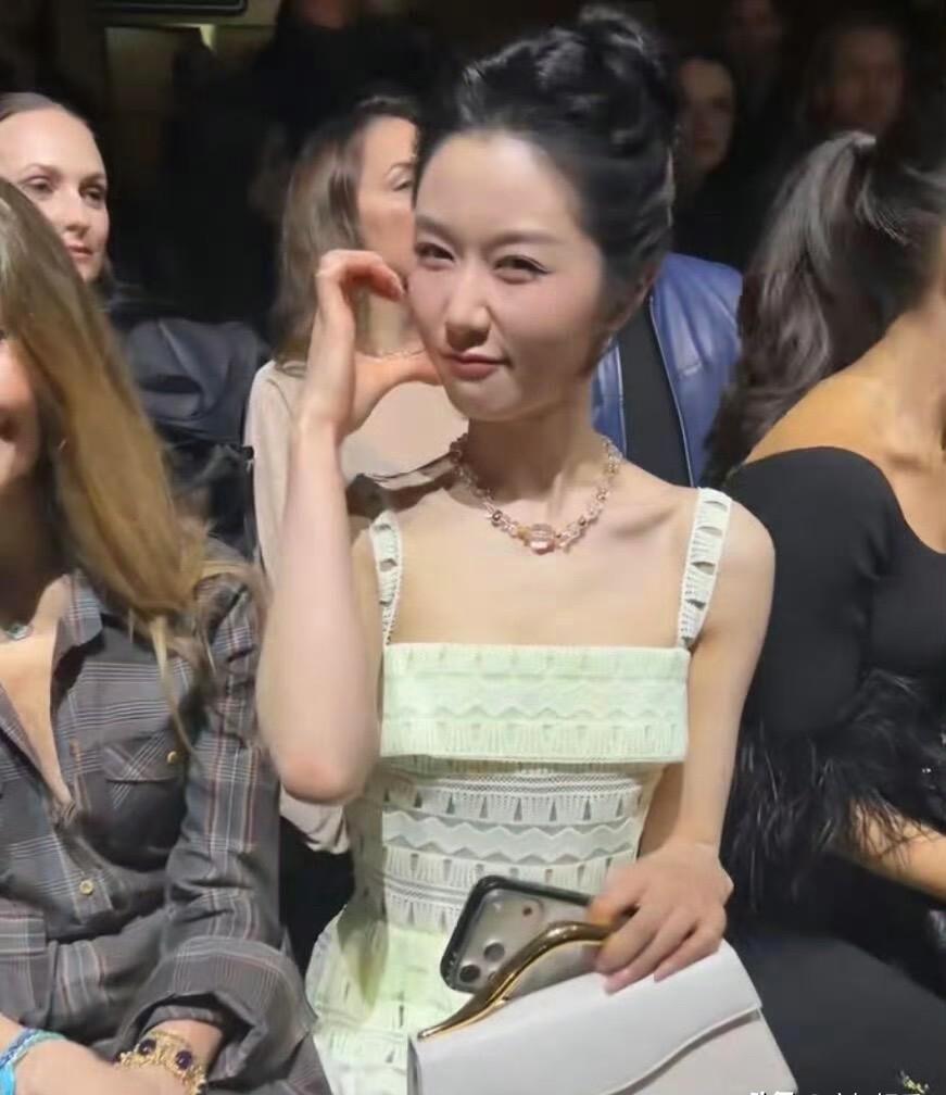 你敢信？短剧圈岳雨婷砸78万拿下BALMAIN秀场名额，临开场被品牌直接拒之门