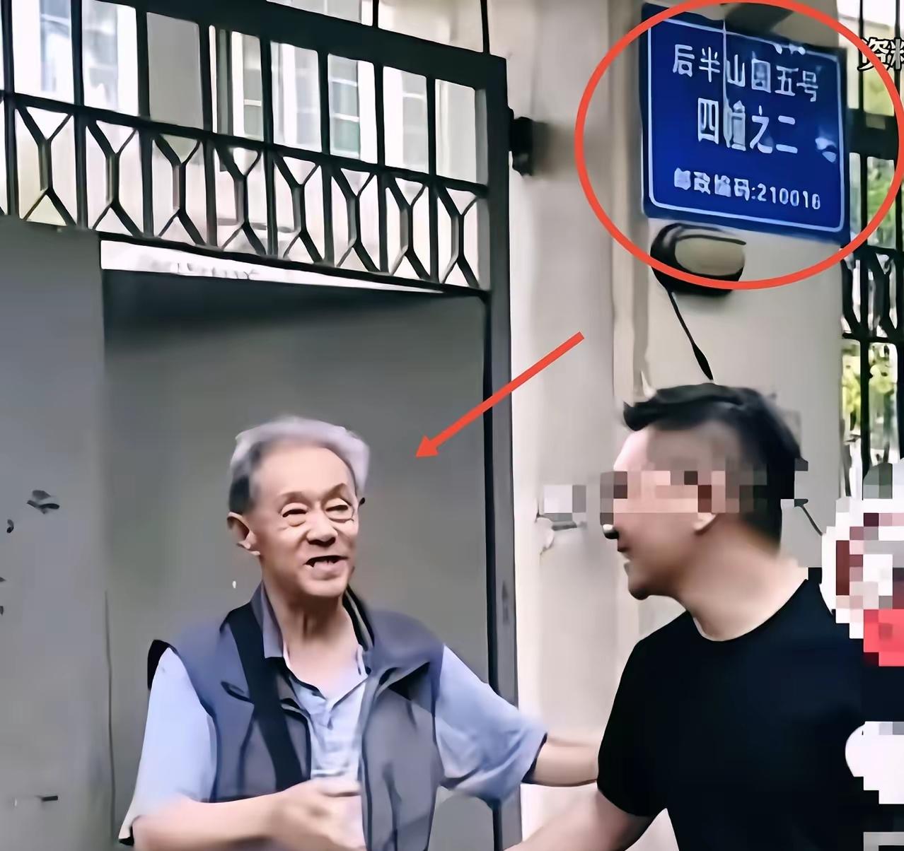 老院长住在价值数千万的别墅里，别墅里，全是文物啊，他只是副厅级干部，退休金一万多