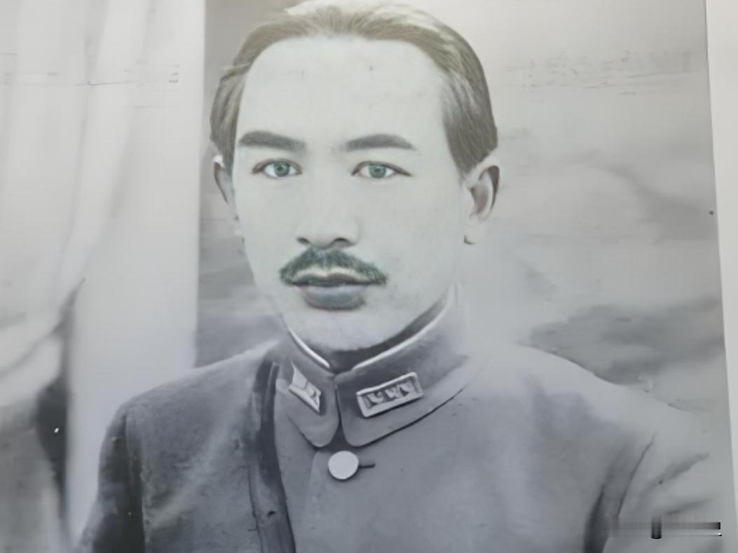 1944年，调离新疆的盛世才带着50车家当路过宝鸡，儿子看戏遭殴打，随行物资还遭