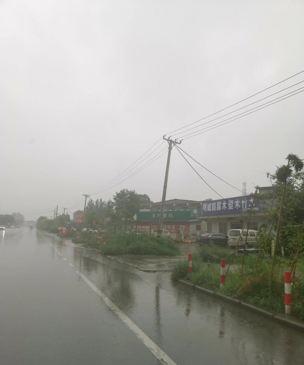 昨天晚上，我们河南鹤壁淇县下了一场秋雨。早上5点半左右出门，要去公园里
