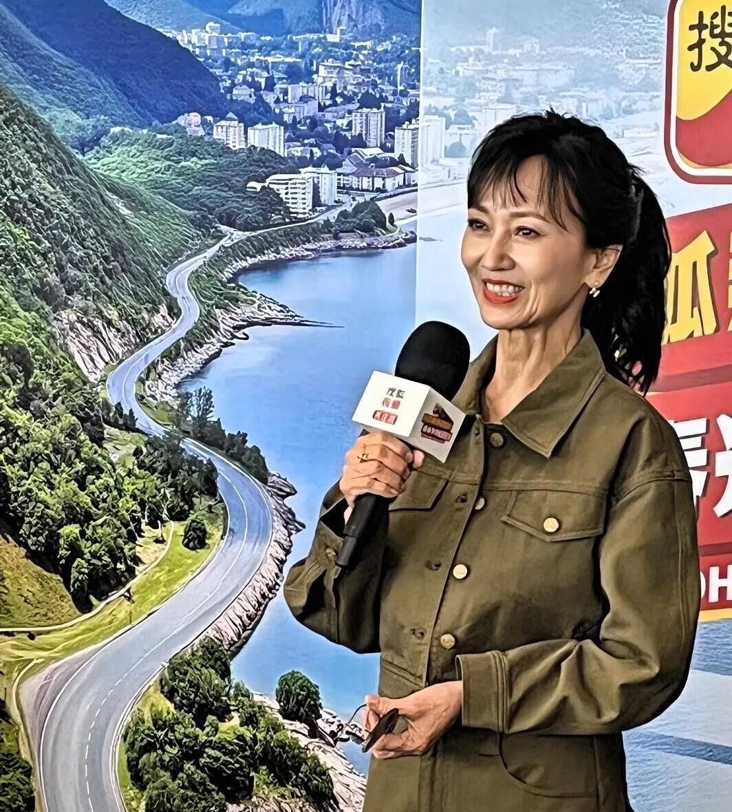 一点也不相信自己的眼睛，原来荧幕上那么年轻漂亮的她，现在怎么这么老了，这脖子和手
