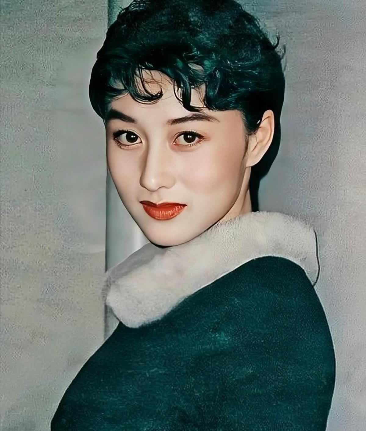 李连杰终于晒娃了，这次是二女儿李苔蜜。人家在当眼科医生，治病救人，低调得