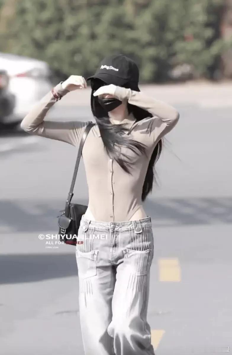 文亦娱乐虞书欣穿辣妹连体衣现身紧身穿搭秀出曼妙身材