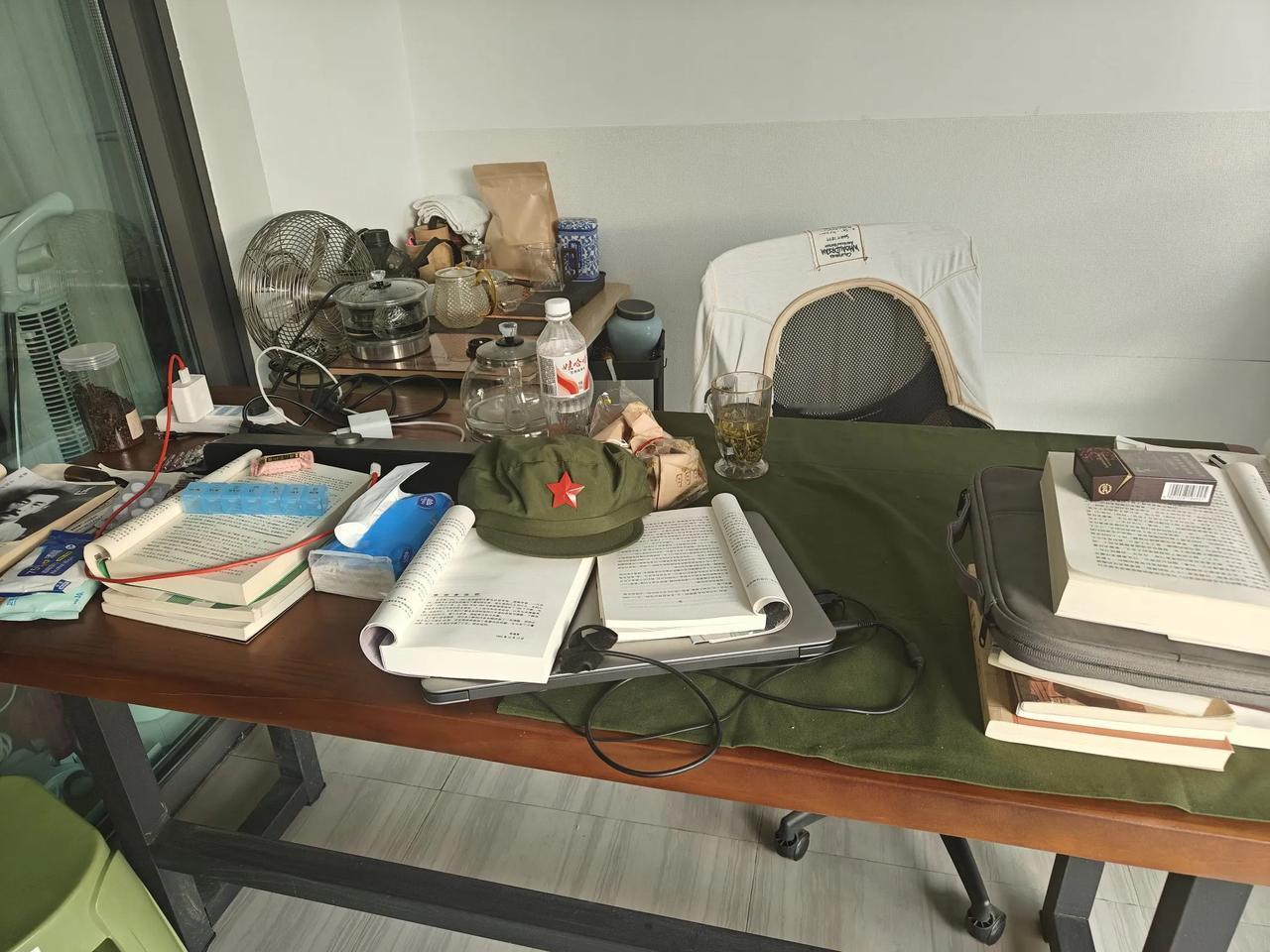 我们是两顿饭，早上饭吃完了差不多11点钟，晚饭就对付一口。晚饭也比较早，下午4