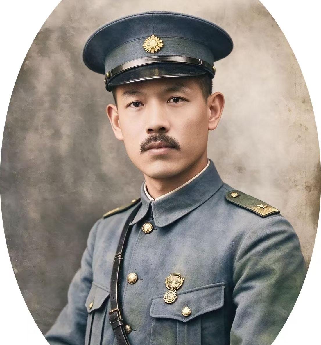 1934年12月，中山陵卫队检阅结束，宋美龄笑着挽住蒋介石手臂，正要点评，这名“